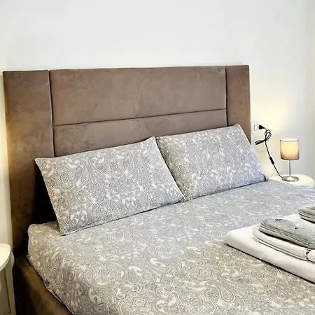 Elegant One-bedroom With Private Terrace- Steps From Basilica Del Santo Διαμέρισμα