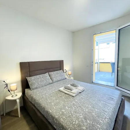 Διαμέρισμα Elegant One-bedroom With Private Terrace- Steps From Basilica Del Santo